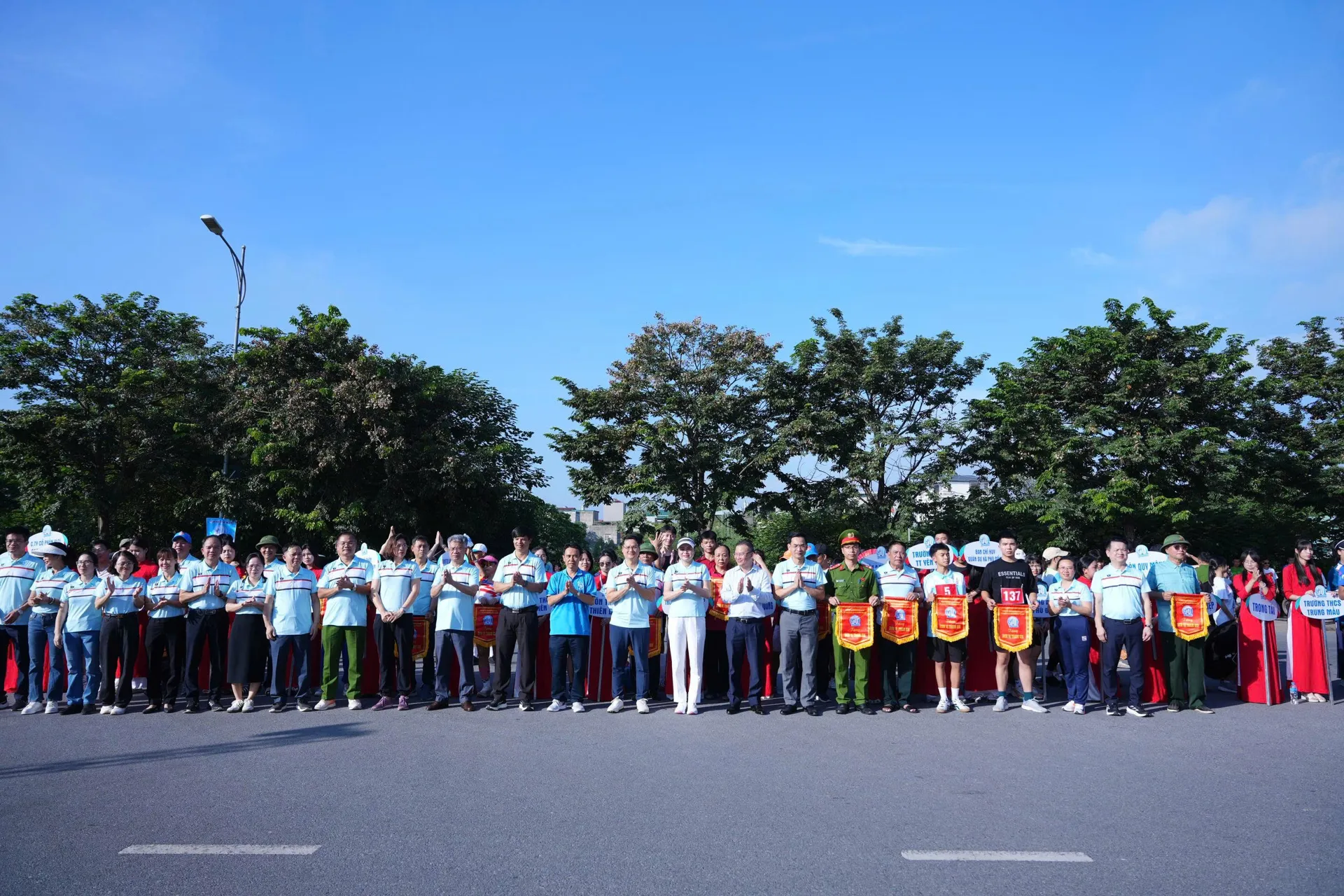 Xã Phù Đổng: hơn 300 vận động viên tham gia chung kết Giải chạy Báo Hànộimới mở rộng lần thứ 50 - Vì hòa bình