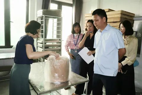 Xã Bát Tràng: kiểm tra an toàn thực phẩm, chất lượng bánh Trung thu trên địa bàn