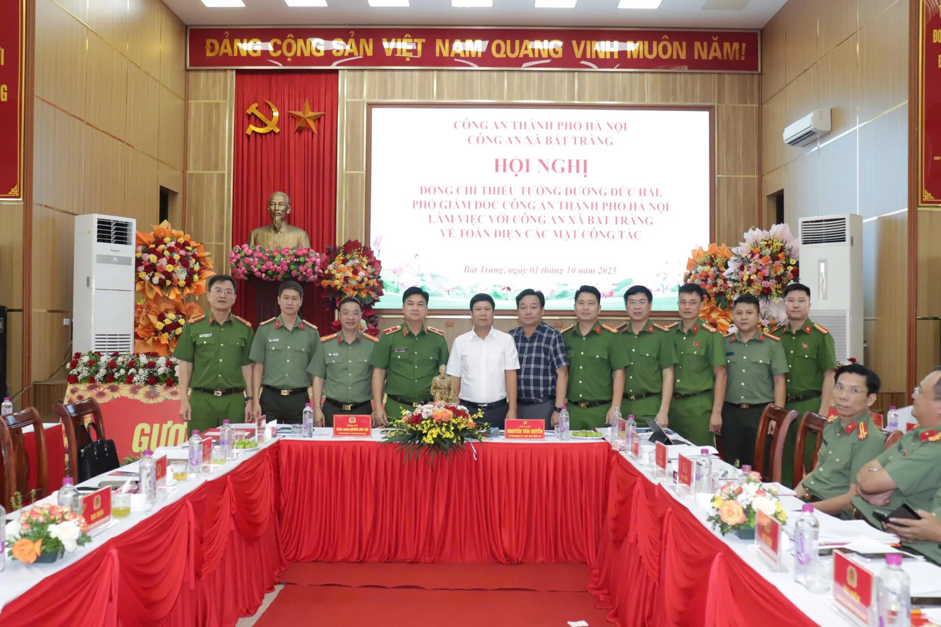 Phó Giám đốc Công an thành phố Hà Nội làm việc với Công an xã Bát Tràng