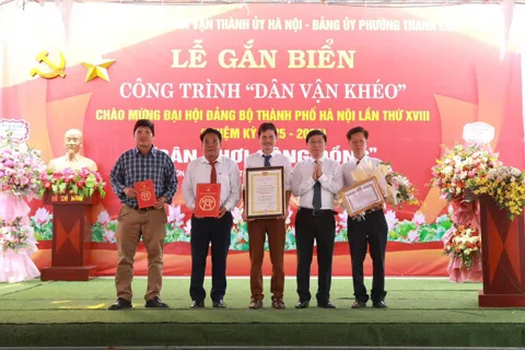 Phường Thanh Liệt: gắn biển công trình “Dân vận khéo” chào mừng Đại hội XVIII Đảng bộ thành phố Hà Nội

