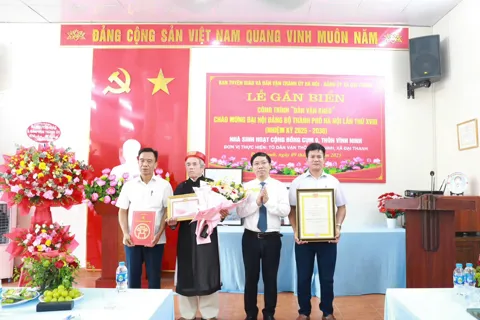 Phó Trưởng ban Tuyên giáo và Dân vận Thành ủy Nguyễn Hoàng Sơn dự gắn biển công trình “Dân vận khéo” tại xã Đại Thanh