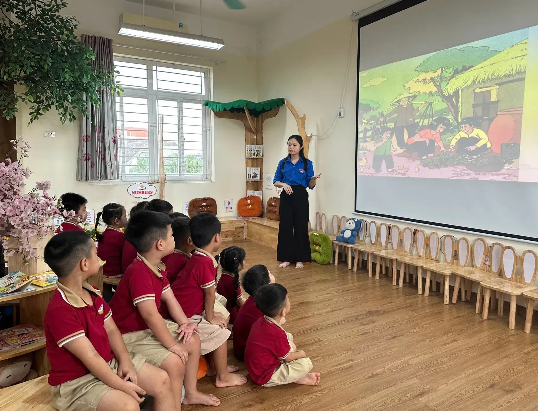 Đoàn Thanh niên xã Bát Tràng: trao tặng Thư viện thiếu nhi tại trường Mầm non Kim Lan