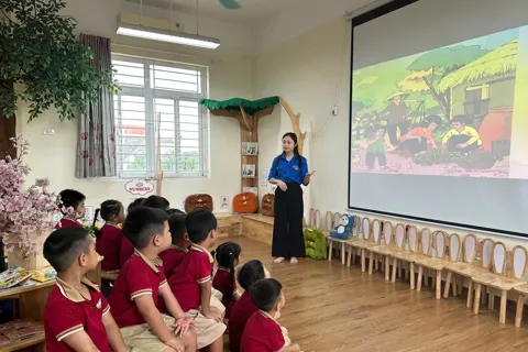 Đoàn Thanh niên xã Bát Tràng: trao tặng Thư viện thiếu nhi tại trường Mầm non Kim Lan