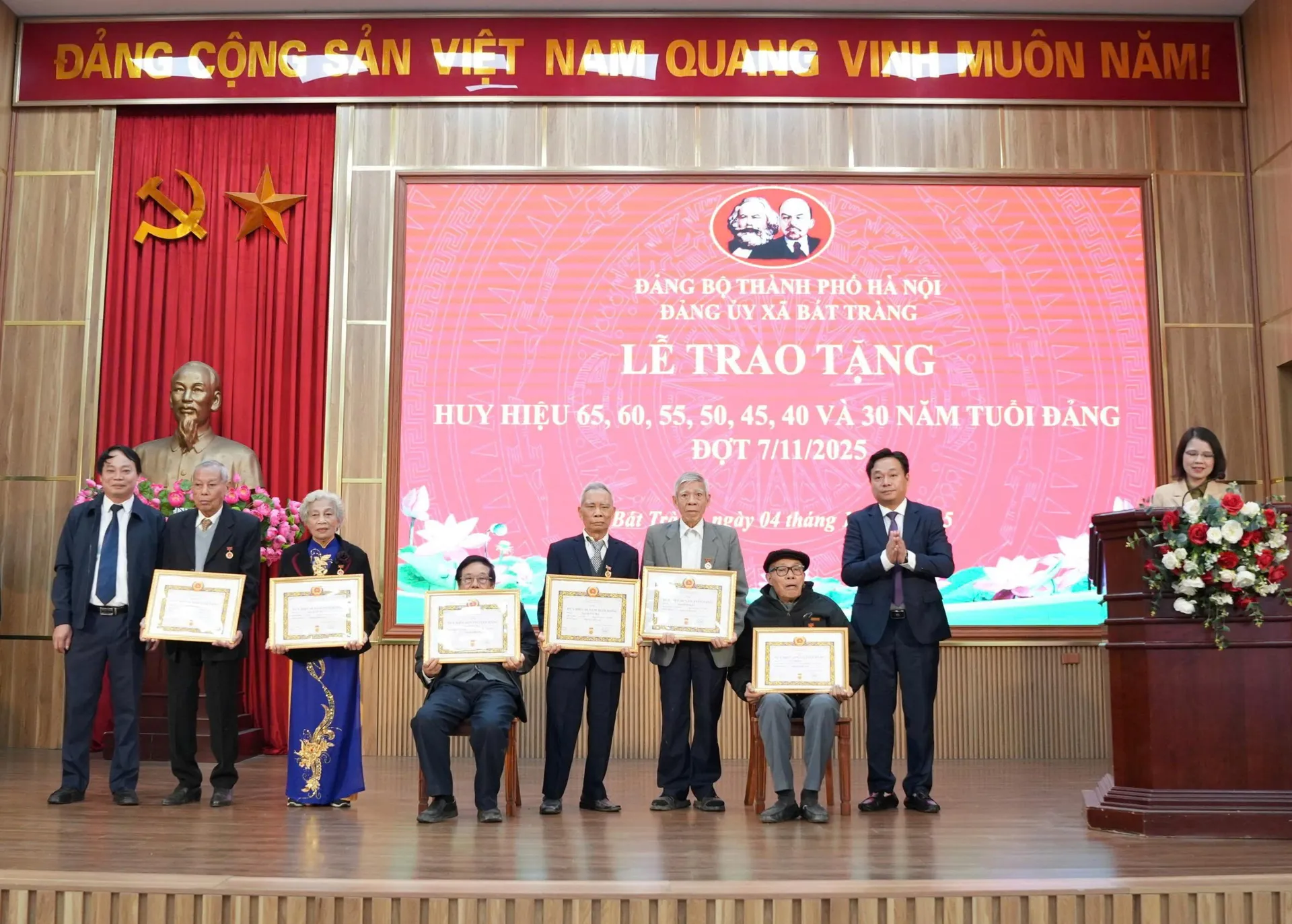 Xã Bát Tràng: Trao tặng, truy tặng Huy hiệu Đảng cho 20 đảng viên