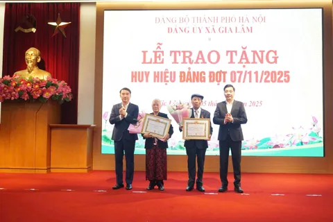 Xã Gia Lâm: Trang trọng tổ chức Lễ trao Huy hiệu Đảng đợt 07/11/2025