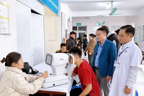 Thanh niên phường Thanh Liệt hăng hái tham gia khám sơ tuyển nghĩa vụ quân sự