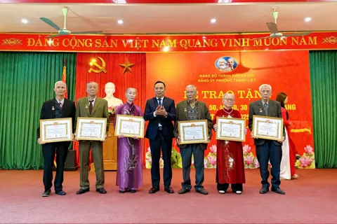 47 đảng viên phường Thanh Liệt vinh dự nhận Huy hiệu Đảng đợt 7/11/2025