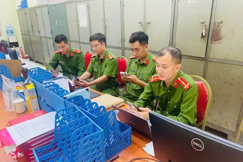 Công an xã Nam Phù tiên phong trong góp ý các dự thảo Văn kiện Đại hội XIV của Đảng qua ứng dụng VNeID