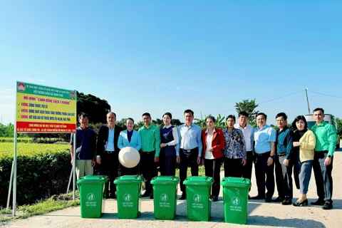 Xã Nam Phù: gắn biển công trình “Cánh đồng sạch 3 không” chào mừng Đại hội Mặt trận Tổ quốc các cấp