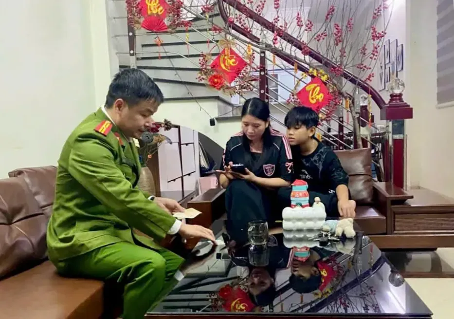 Công an xã Nam Phù quyết tâm làm sạch dữ liệu phương tiện và giấy phép lái xe