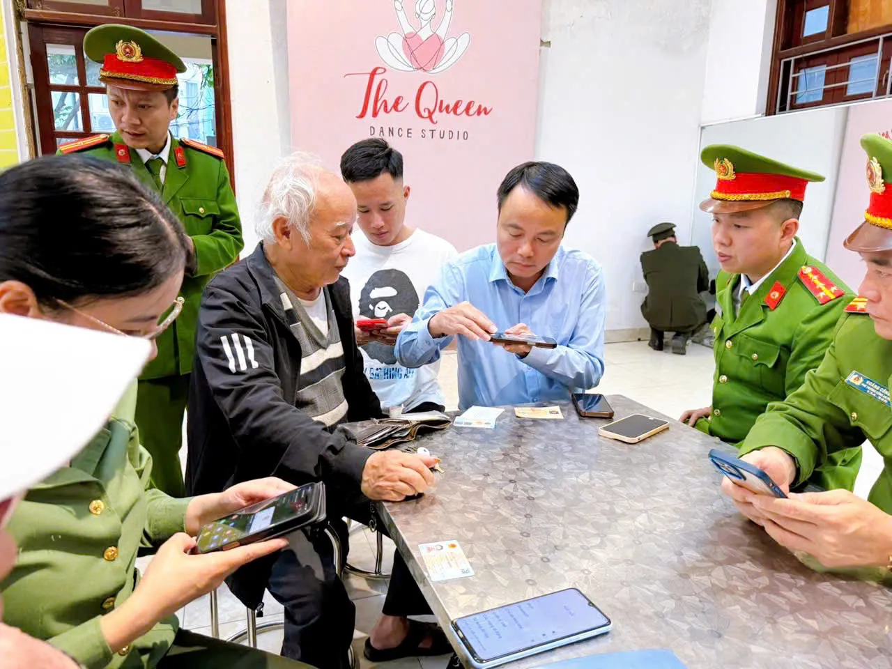 Phường Thanh Liệt: ra quân hỗ trợ Nhân dân “làm sạch” dữ liệu đăng ký xe