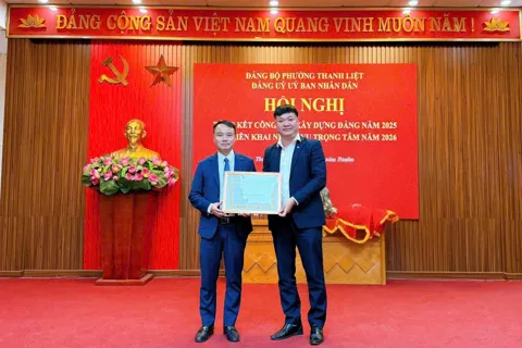 Đảng ủy UBND phường Thanh Liệt: Khen thưởng 1 tập thể, 13 cá nhân hoàn thành xuất sắc nhiệm vụ trong công tác xây dựng Đảng năm 2025