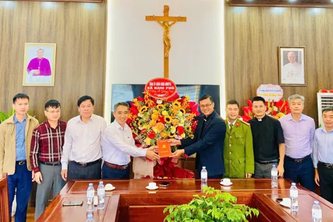Lãnh đạo xã Nam Phù thăm, chúc mừng Giáo xứ Vạn Phúc nhân dịp Giáng sinh năm 2025
