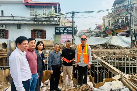 Lãnh đạo xã Nam Phù thăm, động viên cán bộ, công nhân lao động trên công trường trong ngày đầu năm mới