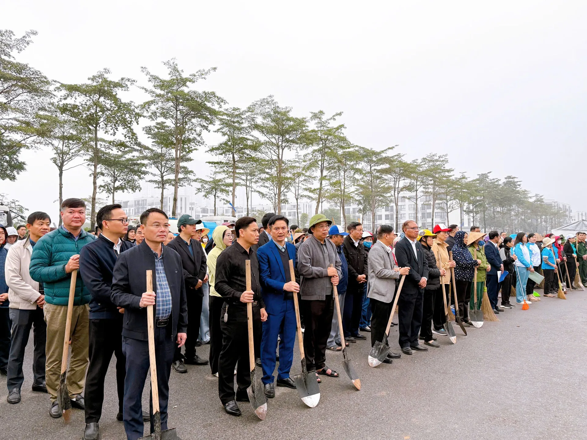 Phường Thanh Liệt: Hơn 200 cán bộ, đảng viên và Nhân dân tham gia tổng vệ sinh môi trường chào mừng Đại hội Đảng