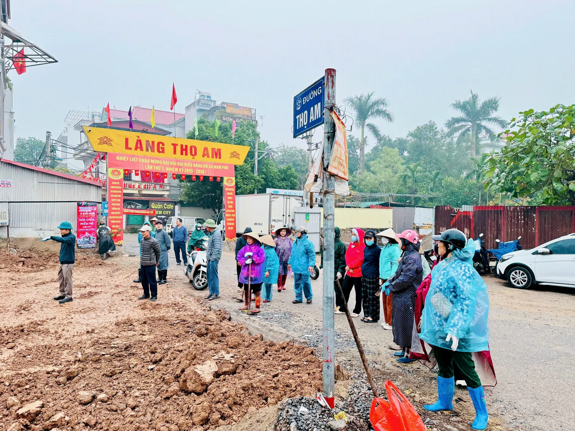 Nam Phù ra quân vệ sinh môi trường, lan tỏa tinh thần trách nhiệm hướng về Đại hội XIV của Đảng