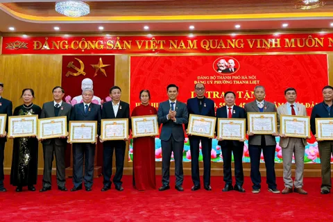 Phường Thanh Liệt trao Huy hiệu Đảng đợt 3/2 cho 74 đảng viên