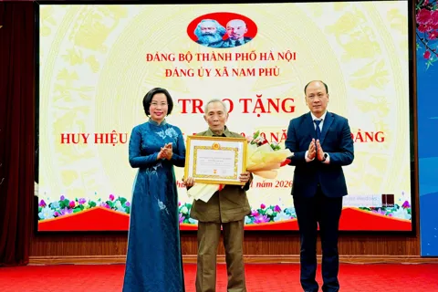 Đảng ủy xã Nam Phù trao Huy Hiệu Đảng tặng 44 đồng chí đợt 3/2