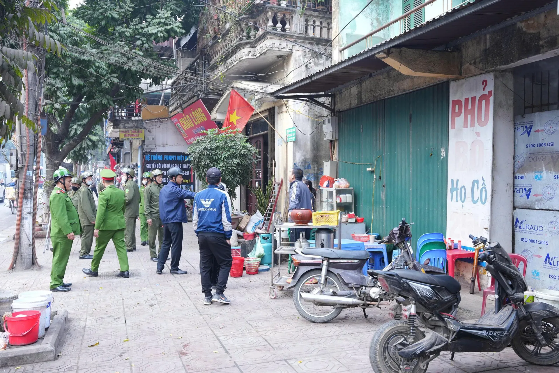 Xã Phù Đổng ra quân giải quyết điểm nghẽn về trật tự đô thị