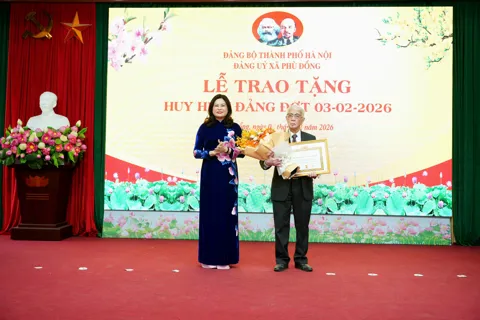 77 đảng viên xã Phù Đổng nhận Huy hiệu Đảng đợt 3/2