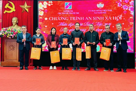 Xã Nam Phù và Ngân hàng Agribank chung tay mang Tết đến với người khó khăn 