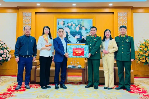 Lãnh đạo xã Nam Phù thăm, động viên lực lượng trực Tết Nguyên đán Bính Ngọ