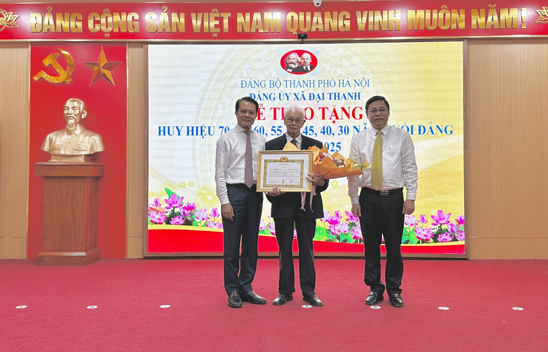 Xã Đại Thanh: trao tặng Huy hiệu Đảng cho 57 đảng viên đợt 2/9