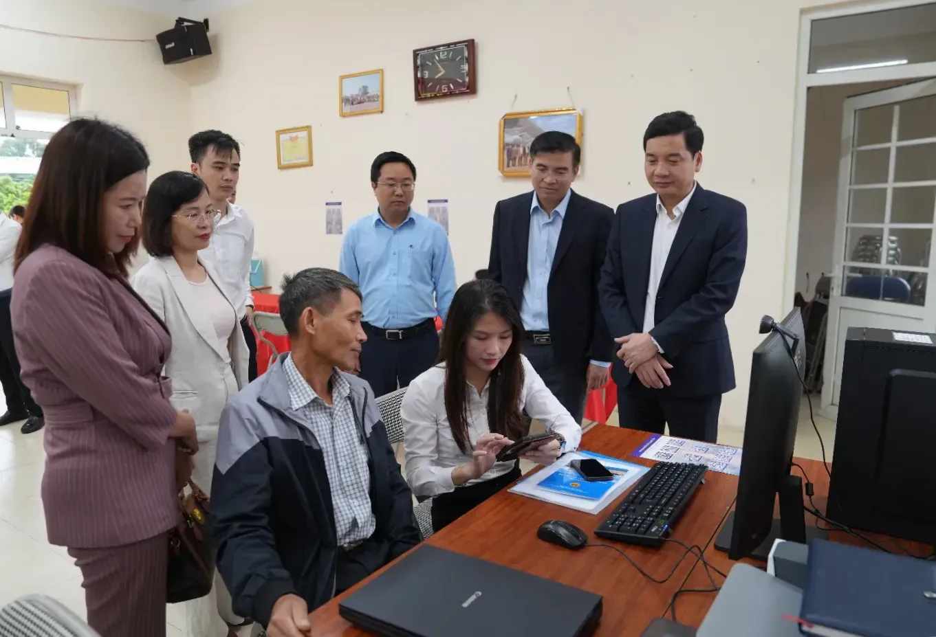 Gia Lâm ra quân hỗ trợ người dân nộp hồ sơ thủ tục hành chính trực tuyến