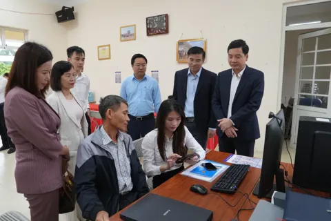 Gia Lâm ra quân hỗ trợ người dân nộp hồ sơ thủ tục hành chính trực tuyến
