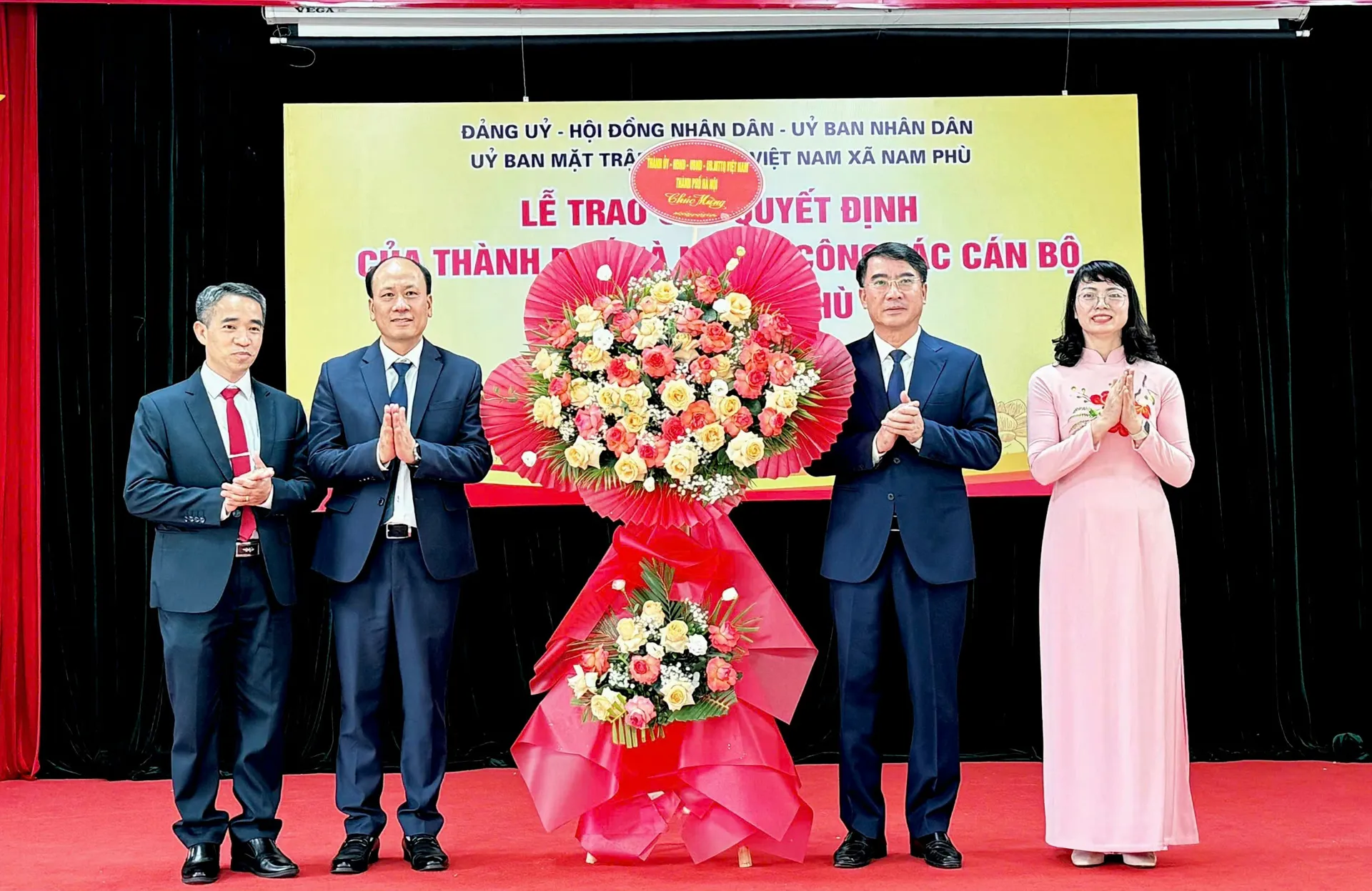 Lãnh đạo Thành phố Hà Nội trao quyết định về công tác cán bộ tại xã Nam Phù