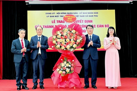 Lãnh đạo Thành phố Hà Nội trao quyết định về công tác cán bộ tại xã Nam Phù