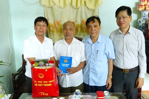 Lãnh đạo xã Bát Tràng thăm, tặng quà các thương, bệnh binh, gia đình liệt sĩ 