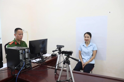 Xã Bát Tràng đổi thẻ đảng viên, chuẩn hóa dữ liệu trong kỷ nguyên số
