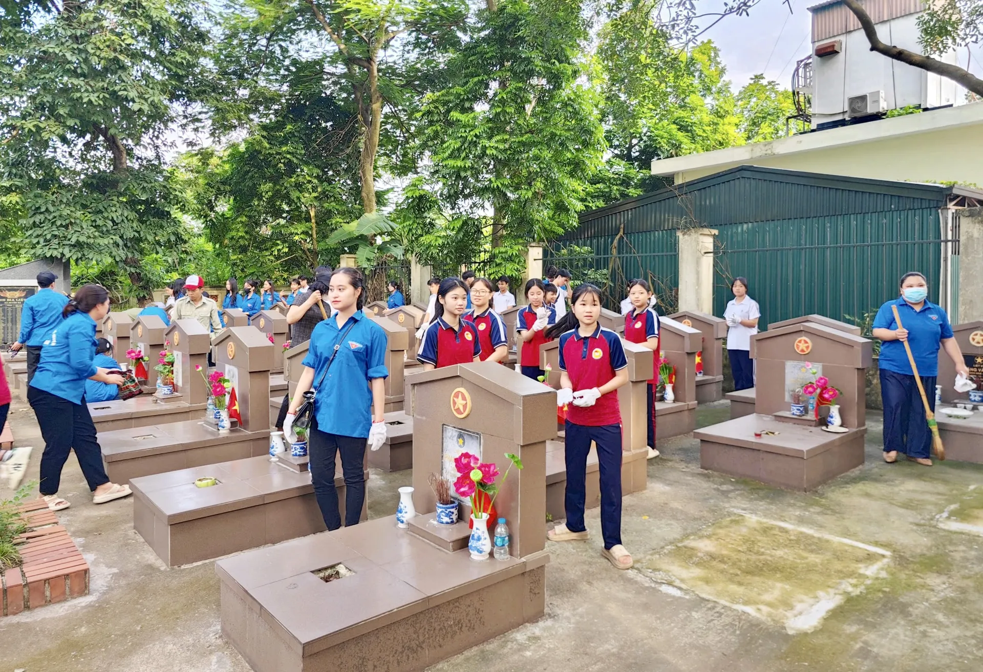 Xã Nam Phù vệ sinh môi trường nhân Kỷ niệm 78 năm ngày Thương binh – Liệt sĩ