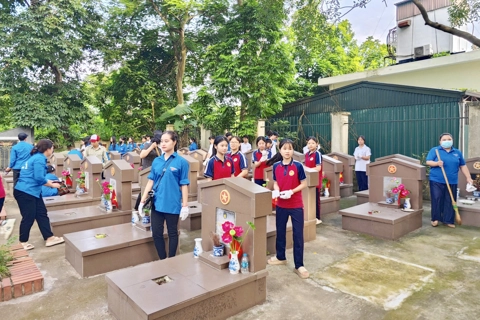 Xã Nam Phù vệ sinh môi trường nhân Kỷ niệm 78 năm ngày Thương binh – Liệt sĩ