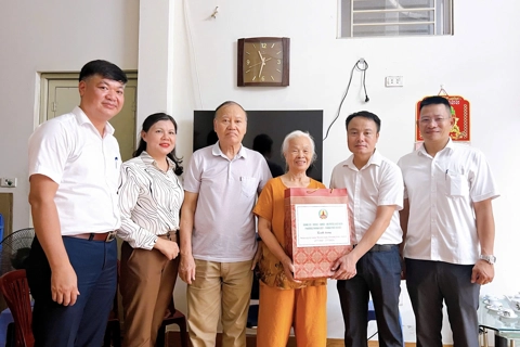Chủ tịch UBND phường Thanh Liệt Bùi Huy Hoàng thăm, tặng quà người có công với cách mạng