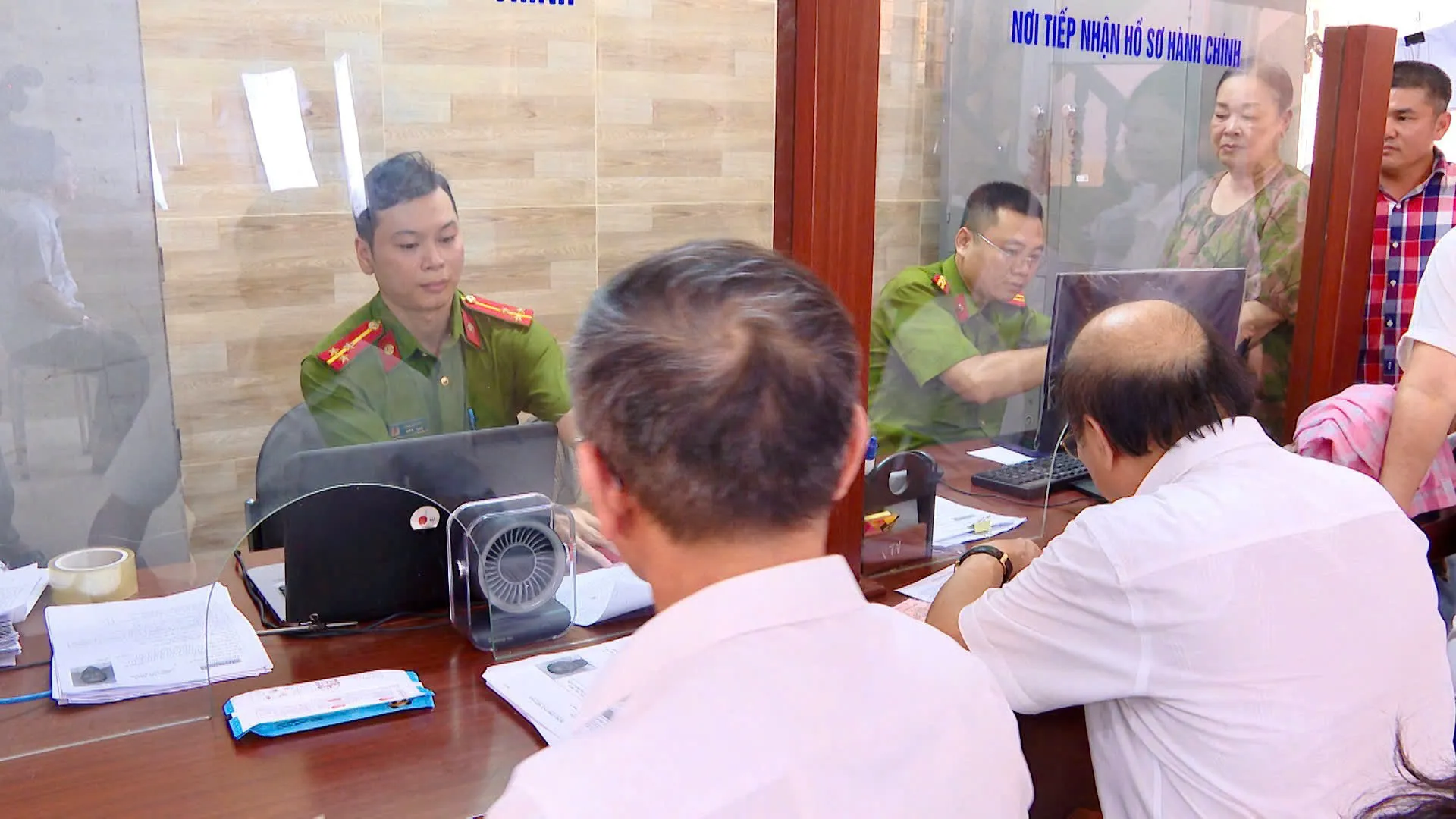 Công an xã Thanh Trì: nỗ lực hỗ trợ đổi thẻ đảng viên và chuẩn hóa dữ liệu đảng viên