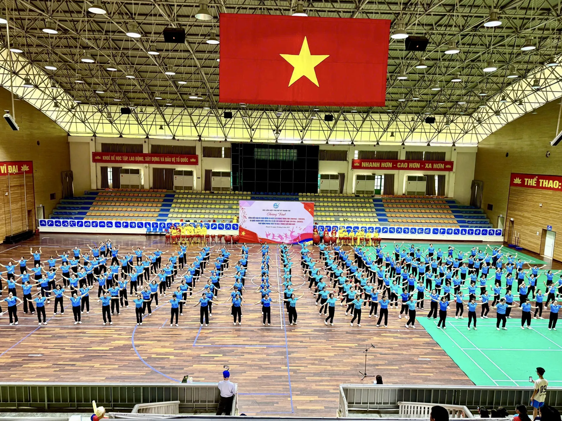 350 phụ nữ xã Thanh Trì đồng diễn dân vũ chào mừng 80 Quốc khánh 2/9