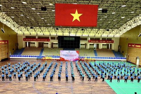 350 phụ nữ xã Thanh Trì đồng diễn dân vũ chào mừng 80 Quốc khánh 2/9