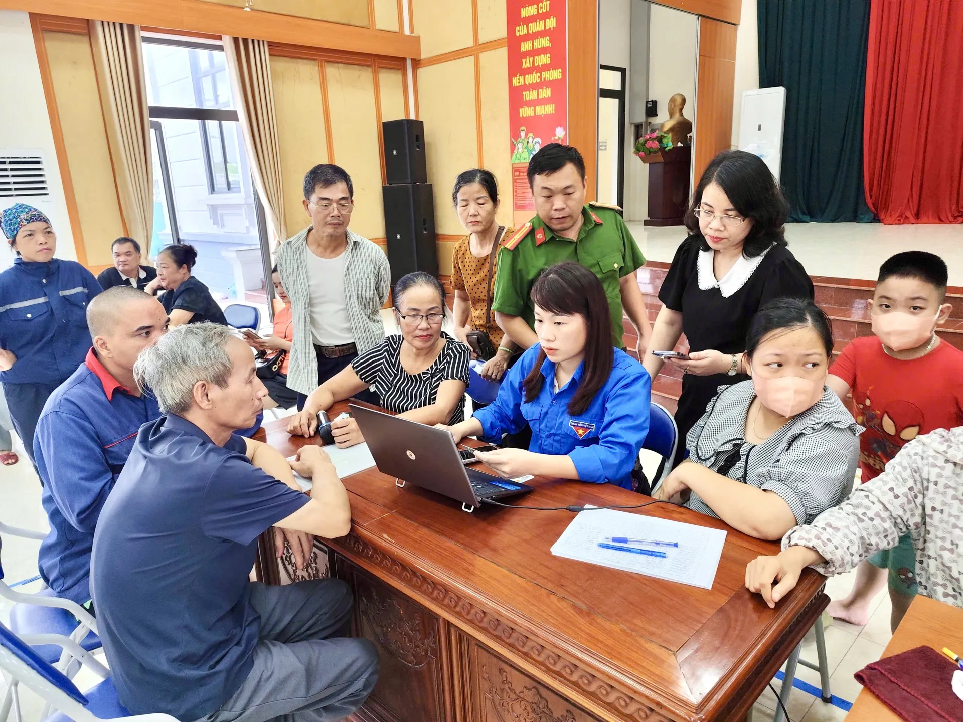 Xã Thanh Trì: Tích cực triển khai hỗ trợ người dân nhận quà Tết Độc lập 2/9
