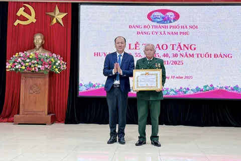 Xã Nam Phù: 16 đảng viên được nhận Huy hiệu Đảng đợt 7/11