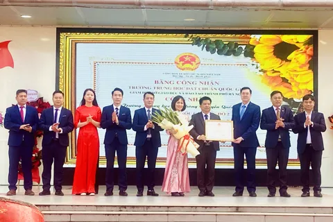 Trường THPT Nguyễn Quốc Trinh đón Bằng công nhận Trường chuẩn quốc gia mức độ 2