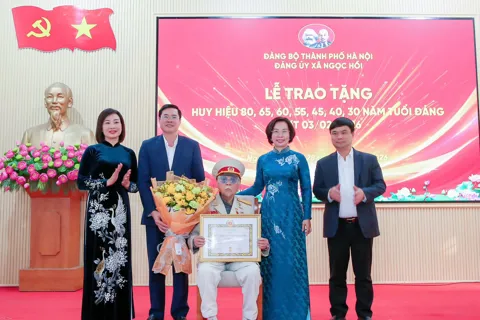 Chủ tịch Ủy ban MTTQ Việt Nam TP Hà Nội Bùi Huyền Mai trao Huy hiệu Đảng tại xã Ngọc Hồi