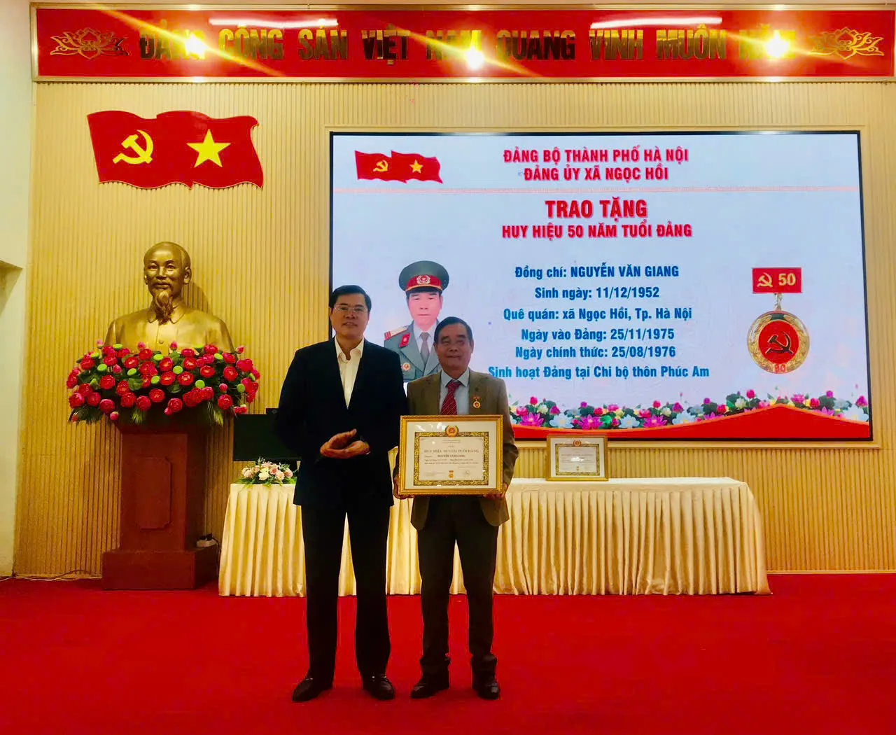 Xã Ngọc Hồi: trao tặng Huy hiệu Đảng đợt 7/11 cho 16 đảng viên