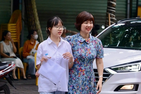Hà Nội: 2K10 cùng phụ huynh nóng lòng canh điểm thi lớp 10