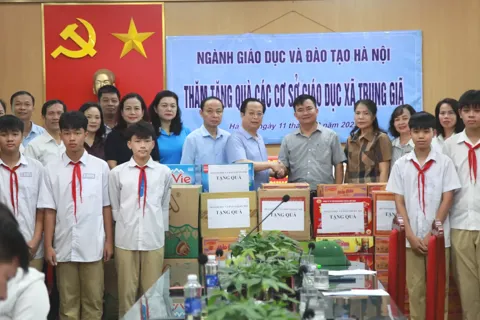 Ngành GD&ĐT Hà Nội thăm, tặng quà các cơ sở giáo dục tại xã Trung Giã và Đa Phúc