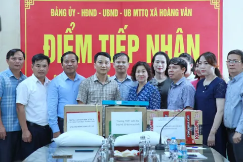 Ngành giáo dục Hà Nội chia sẻ yêu thương với thầy trò vùng lũ Bắc Ninh