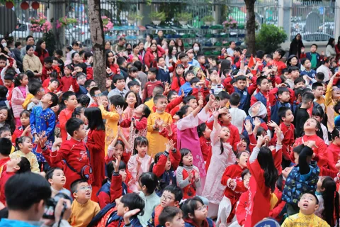 Học sinh Hà Nội hào hứng khám phá hương vị Tết xưa thời công nghệ số
