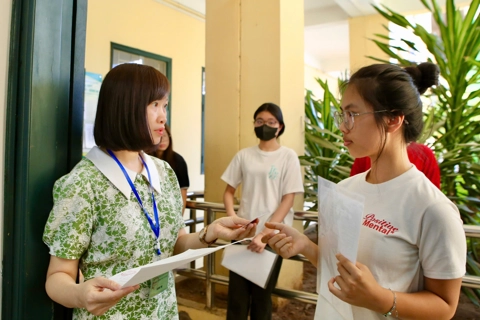 Thí sinh Hà Nội nghiêm túc làm thủ tục dự thi tốt nghiệp THPT 2025