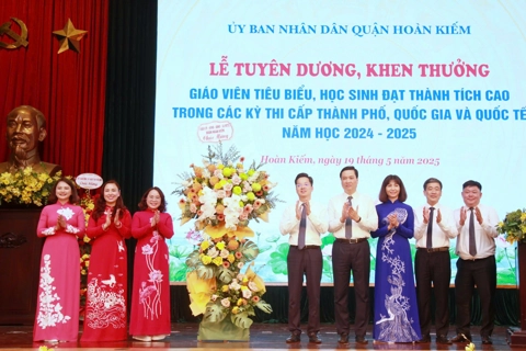 Quận Hoàn Kiếm khen thưởng hơn 300 giáo viên, học sinh tiêu biểu năm học 2024 – 2025